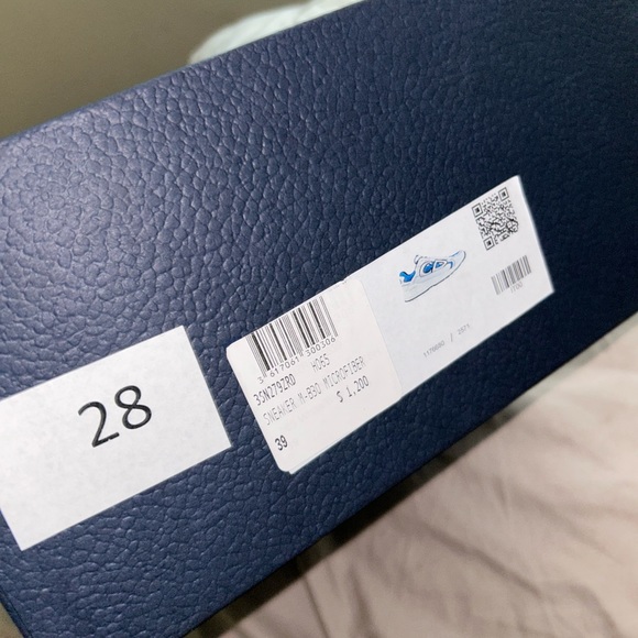 Only worn once , Comes with box and extra shoe strings ( - Picture 2 of 4